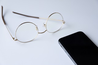 眼鏡とスマホ